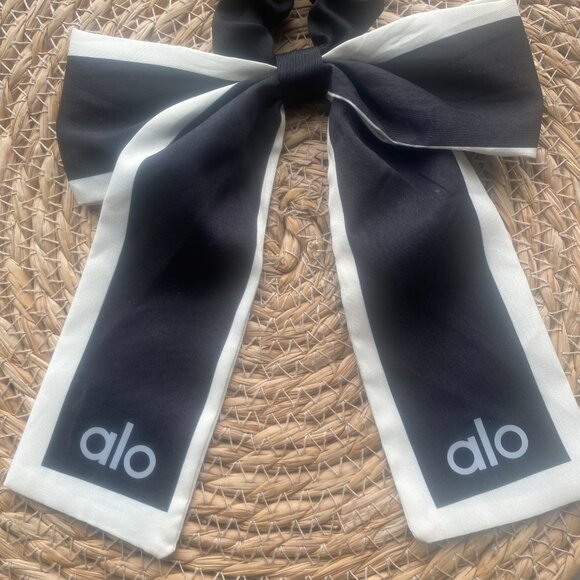 Alo Yoga Bow Hair Tie Scrunchie Love Knot Black and White - Picture 4 of 7